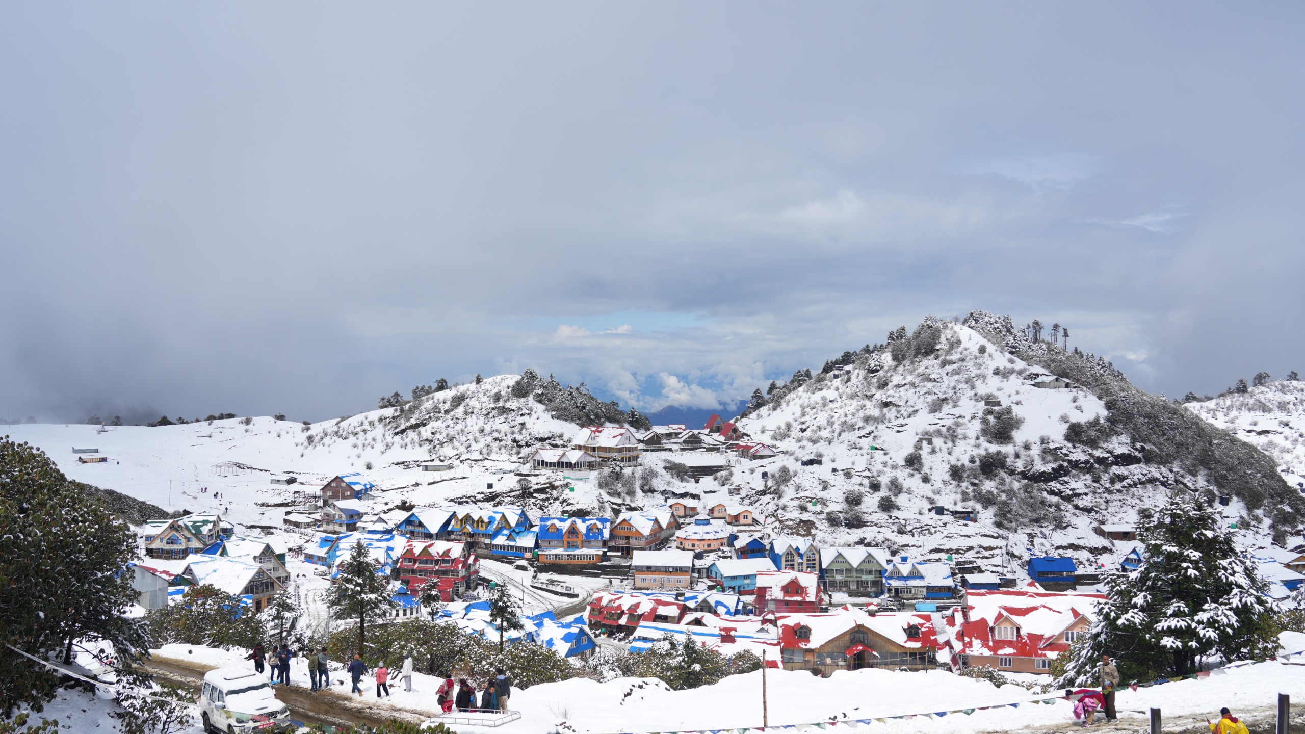 कालिन्चोकमा हिमपात: सेताम्मे भयो कुरी बजार, पर्यटकको चहलपहल बढ्यो